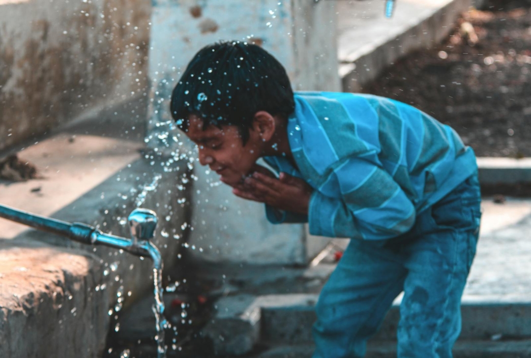 Construcción y reparación de sanitarios en escuelas y acceso al agua para las comunidades